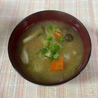 白菜にんじんしめじのみそ汁